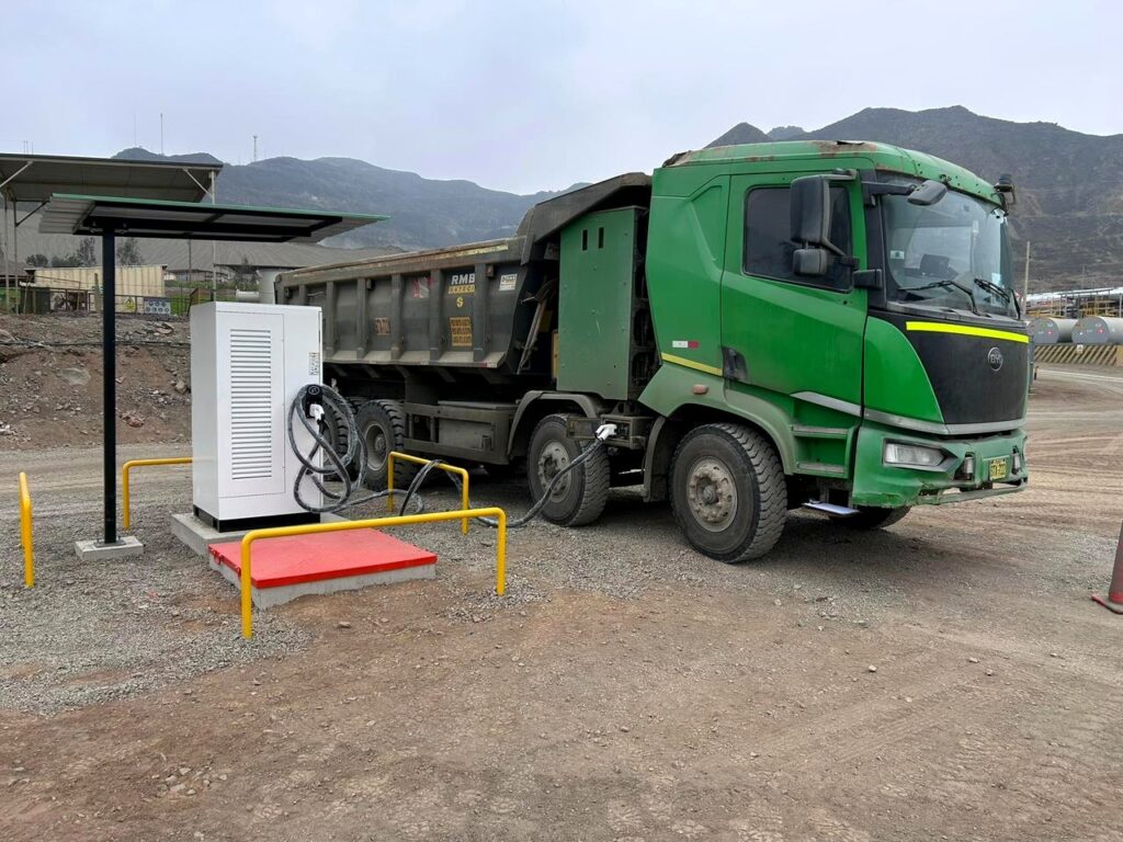 Camión eléctrico BYD de Minera Condestable cargando en un cargador rápido DC del hub