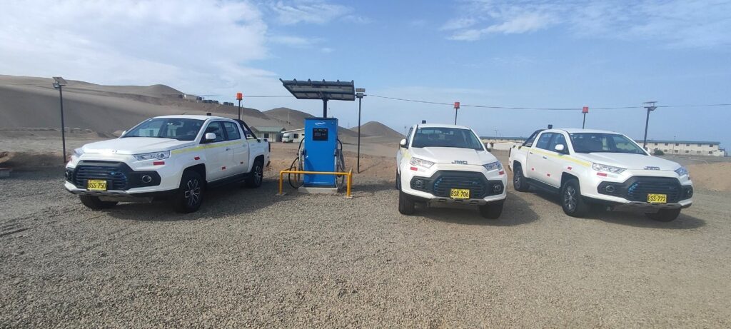 Camionetas eléctricas de Minera Condestable estacionadas junto al cargador del hub de carga