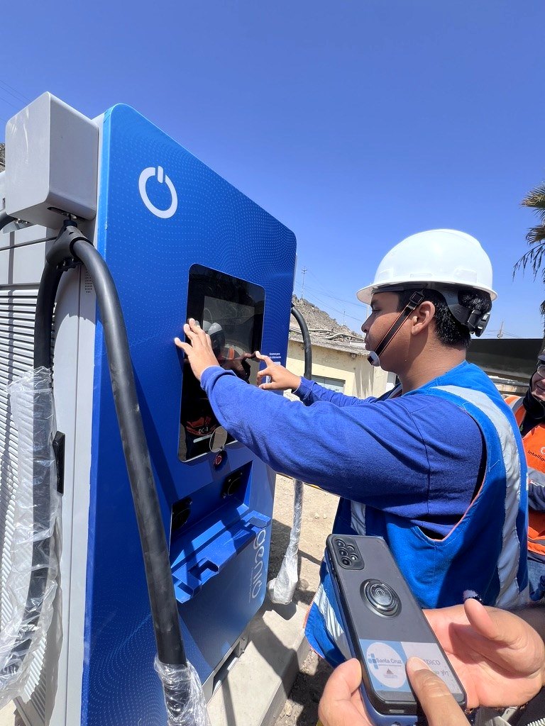Técnico de Genio configurando la pantalla de un cargador Genio Power en el hub de carga de Minera Condestable