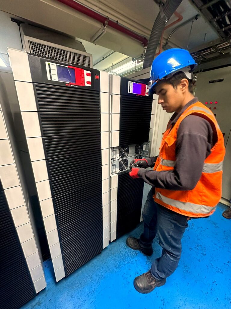 Técnico de Intelligenio en mantenimiento de UPS AEG en un data center en Lima