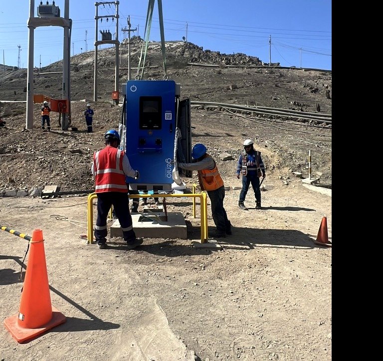 Izaje e instalación de un cargador rápido Genio Power junto a la subestación del hub de carga en Condestable