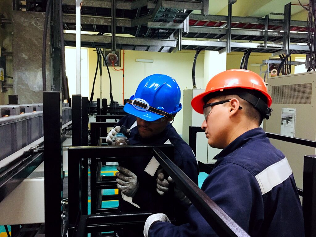 Montaje de banco de baterías para UPS en sala técnica