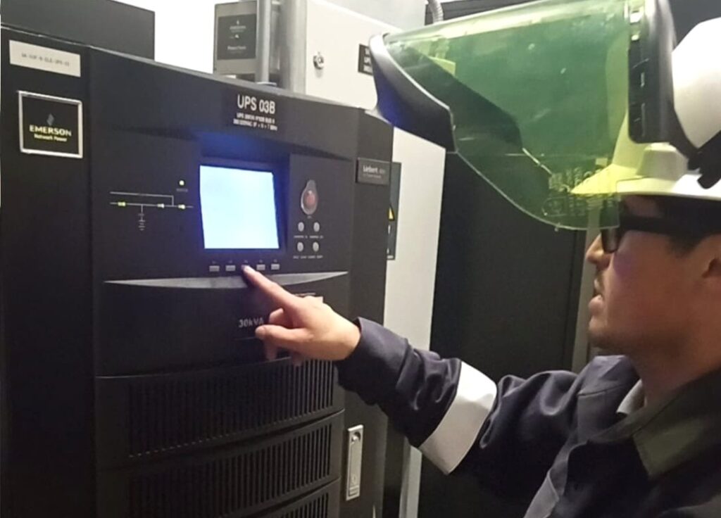 Técnico de Intelligenio en el panel de un UPS Liebert del Banco de la Nación