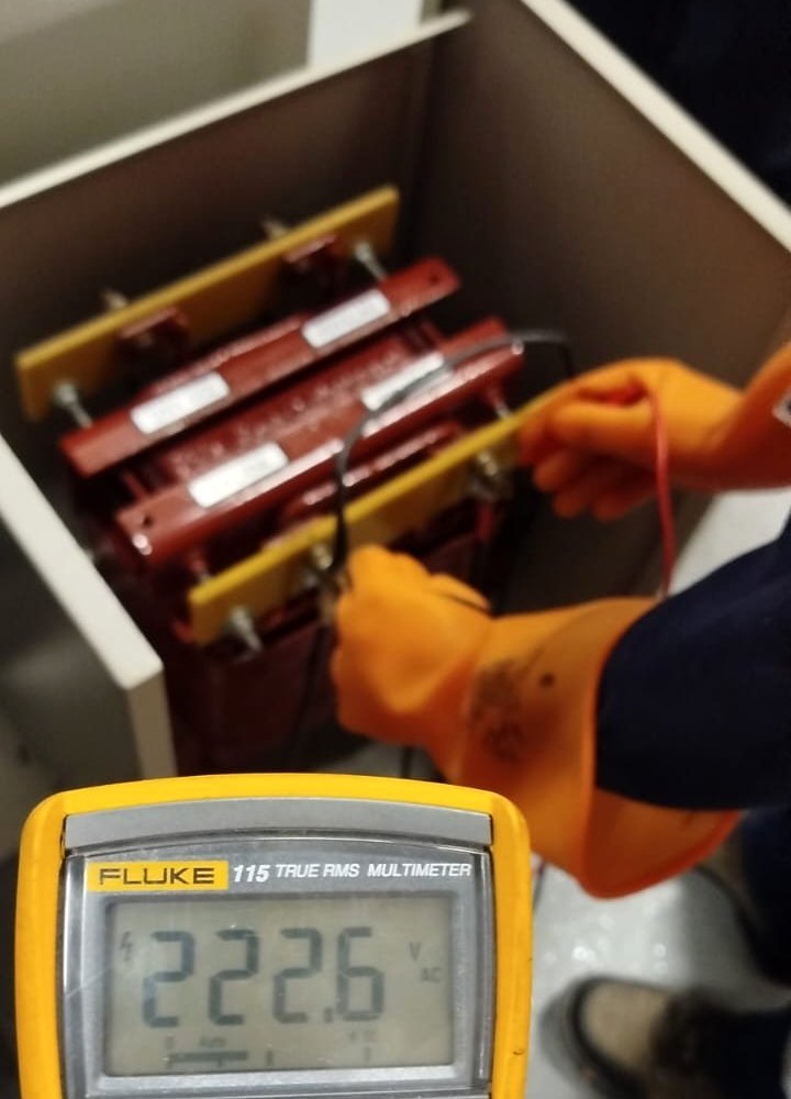 Medición de tensión con multímetro True RMS en un transformador de aislamiento de UPS durante el mantenimiento