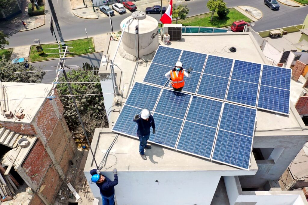 Paneles solares instalados sobre techo industrial en Lima