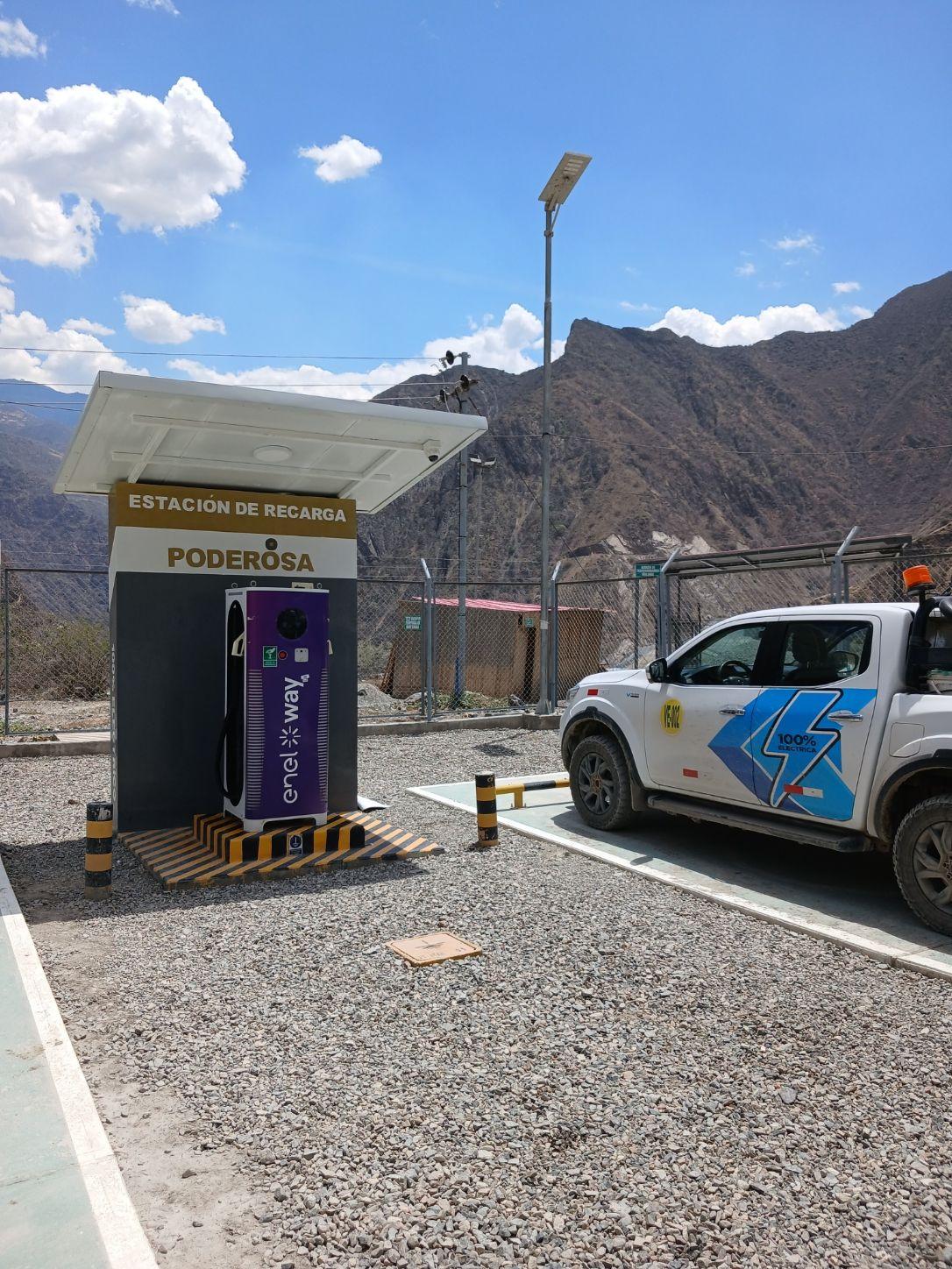 Estación de recarga de Compañía Minera Poderosa con cargador rápido y camioneta eléctrica