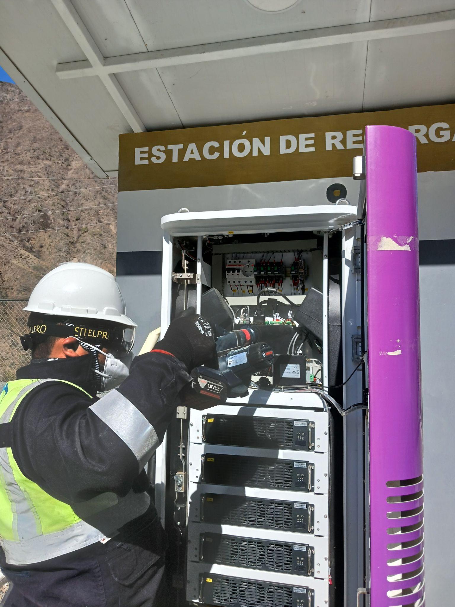 Técnico de Intelligenio revisa componentes internos del cargador rápido en Compañía Minera Poderosa