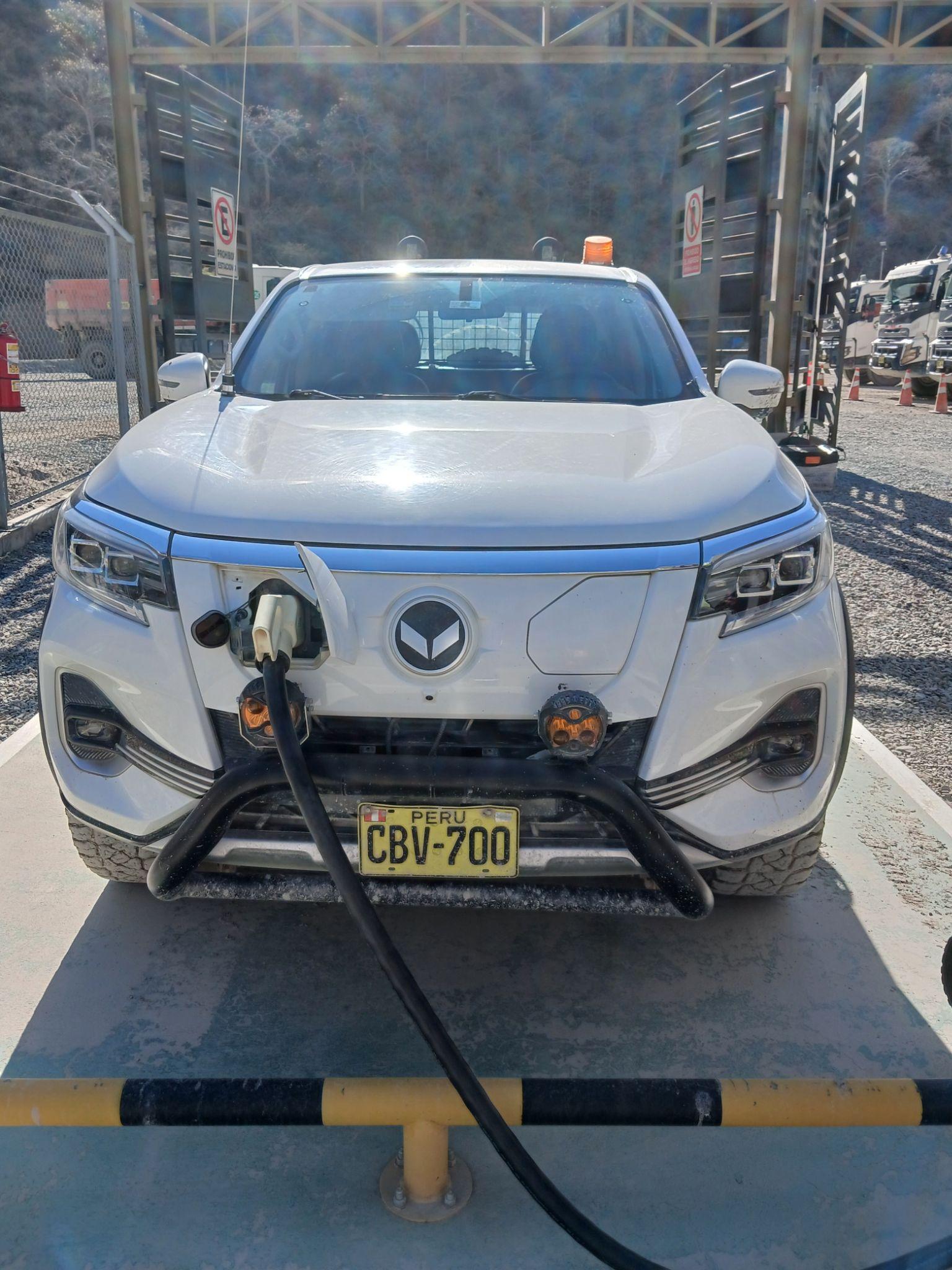 Camioneta eléctrica Voltera R7 conectada durante pruebas de carga en Compañía Minera Poderosa