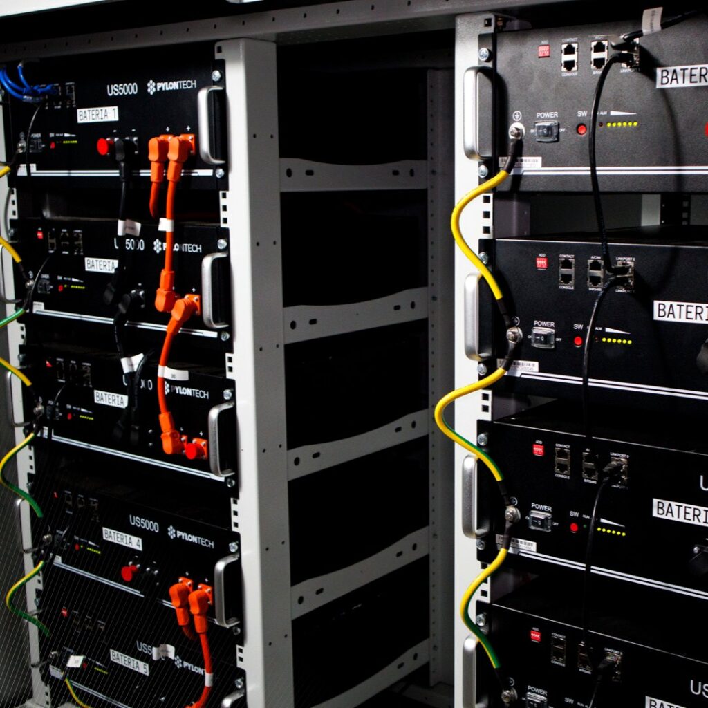 Rack de baterías de litio Pylontech US5000 dentro del BESS portátil PowerCube