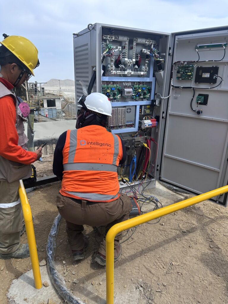 Técnicos de Genio en la puesta en marcha de un cargador rápido DC en Minera Condestable