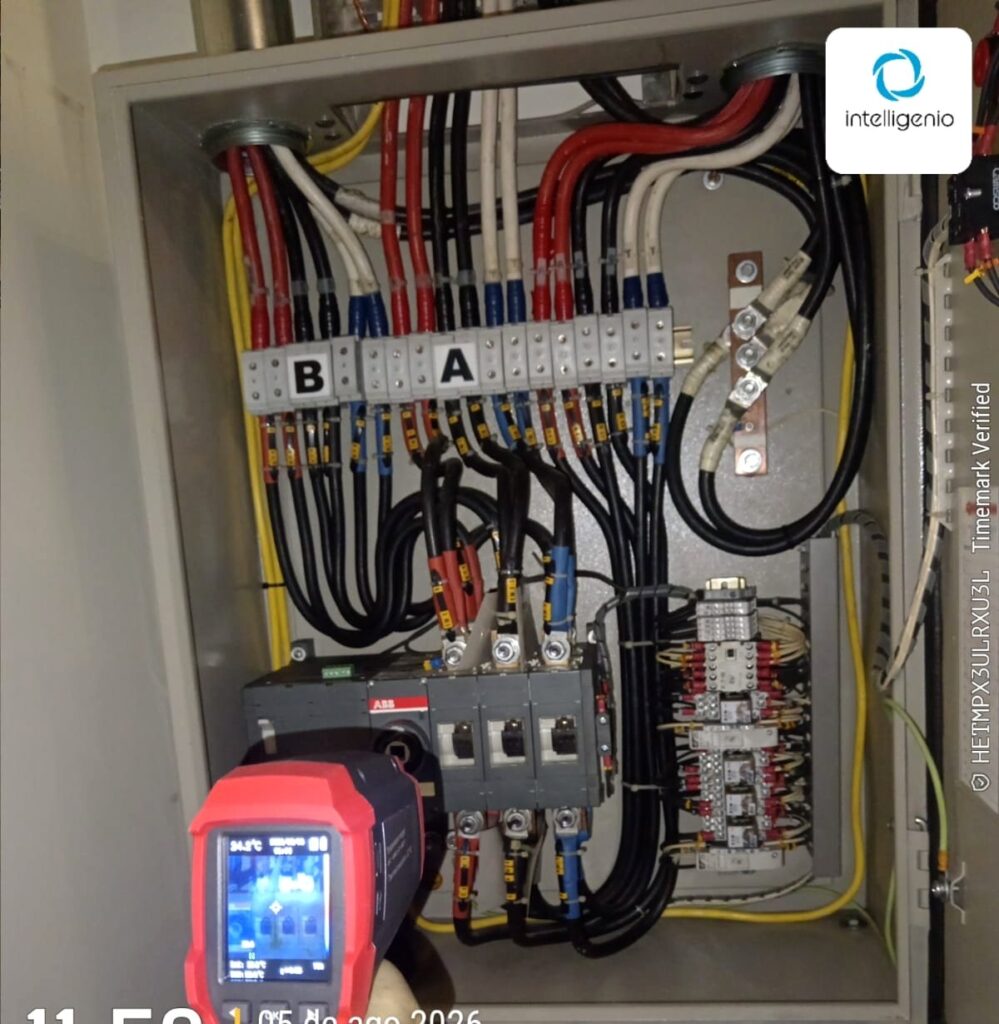 Medición termográfica de un tablero de distribución del centro de datos del Banco de la Nación durante el mantenimiento preventivo